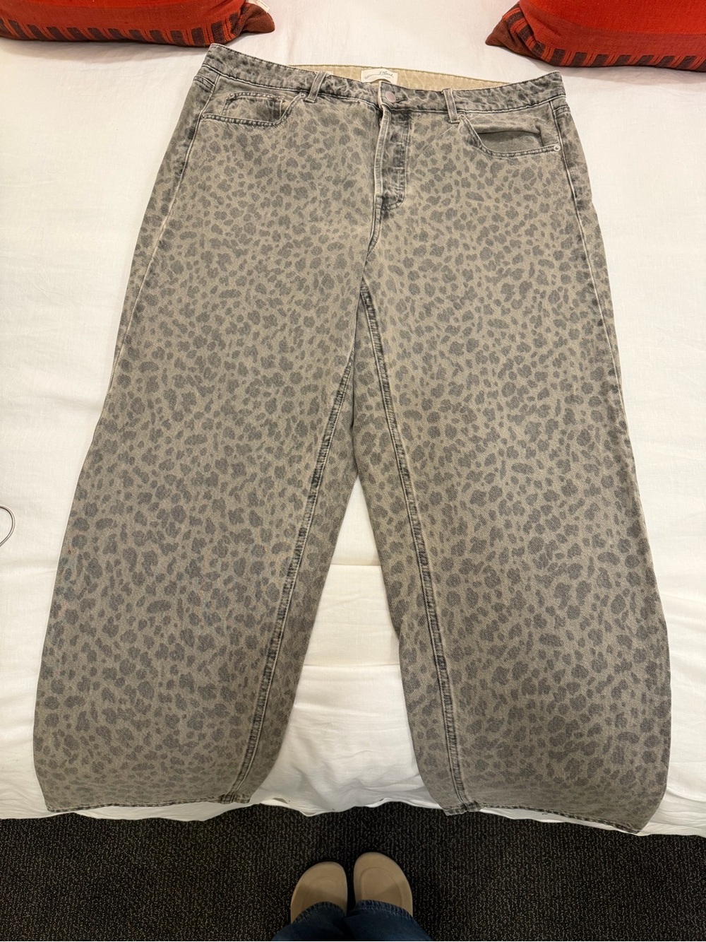 Universal Thread Mid Rise 90s Baggy Animal Print Jeans Waist 17 Like New